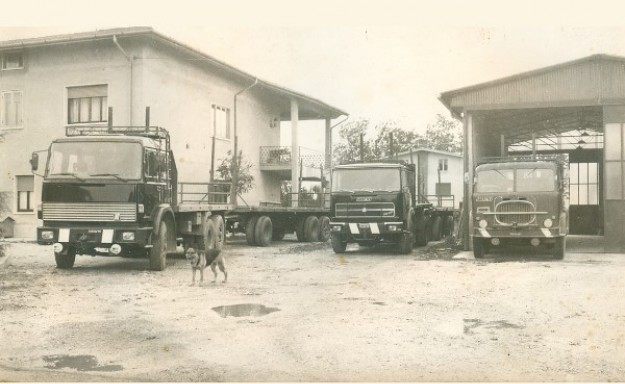 Foto storica dei primi mezzi dell'azienda Marastoni