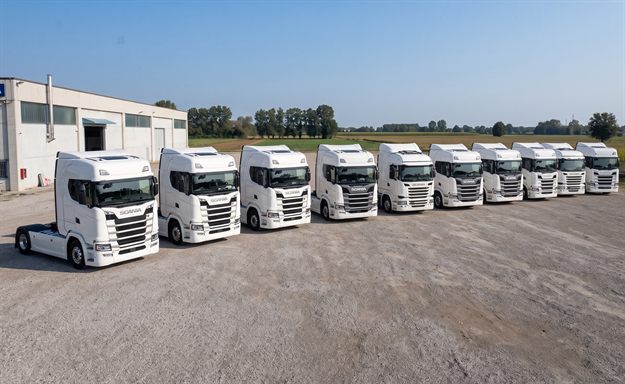 Autocarri Scania della flotta Marastoni Trasporti nel piazzale