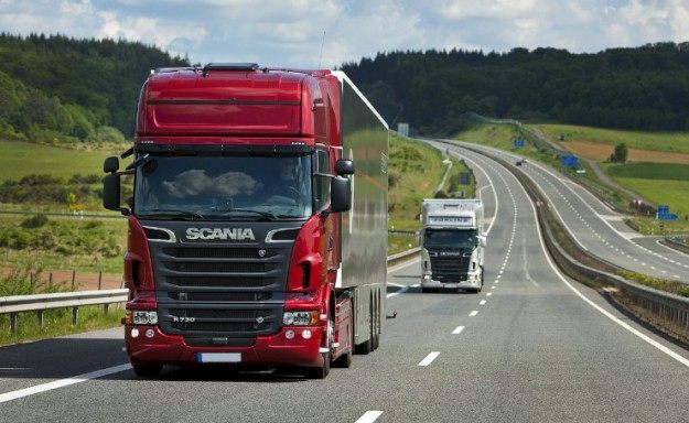 Autocarro Scania Marastoni Trasporti in viaggio su autostrada